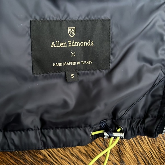 Allen Edmonds Men’s Lightweight Quilted Insulated Vest - Picture 3 of 6